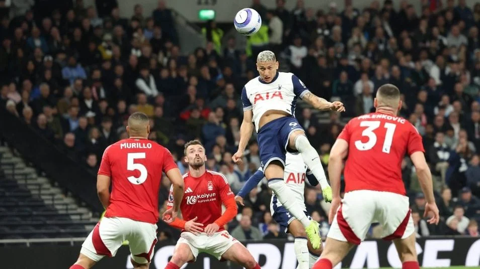 詹姆斯关键三分绝杀