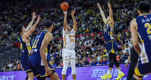 诺威尔彰显NBA级水准！战广州砍30分+战广东半场24分