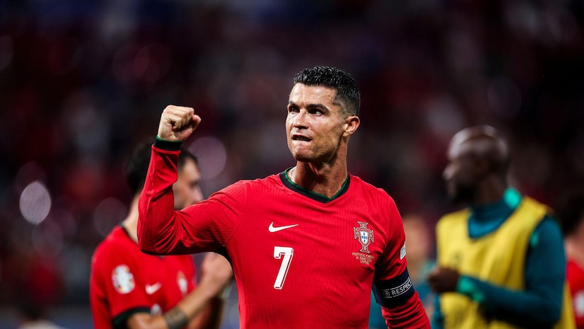 老队友见面，埃泽和奥利塞赛后交换了球衣